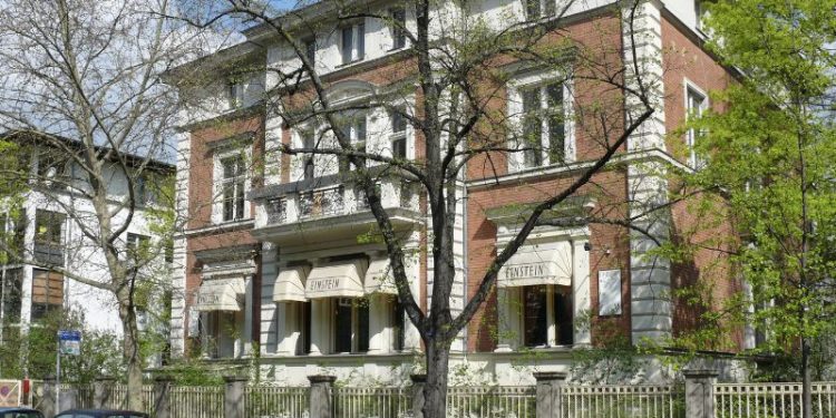 Café Einstein Stammhaus w Mitte Autor: Fridolin freudenfett, CC via Wikimedia Commons