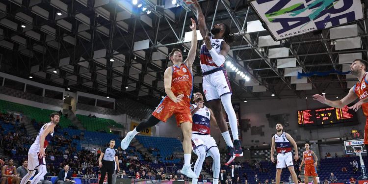 King Szczecin-GTK Gliwice 97-76. Efektowny blok Chada Browna. Źródło: KING Wilki Morskie Szczecin SA