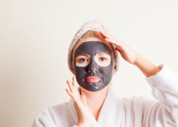 Jak chronić skórę przed mrozem i wiatrem w zimę