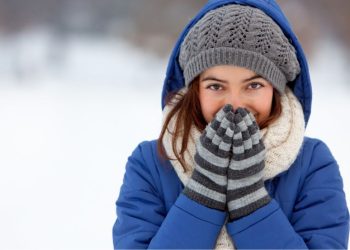 Jak dbać o włosy zimą