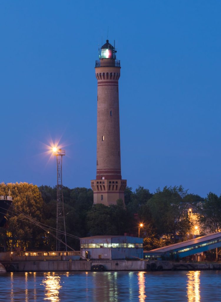Latarnia morska Świnoujście. Autor: Tomasz Lerczak, CC BY-SA 4.0 https://creativecommons.org/licenses/by-sa/4.0, via Wikimedia Commons