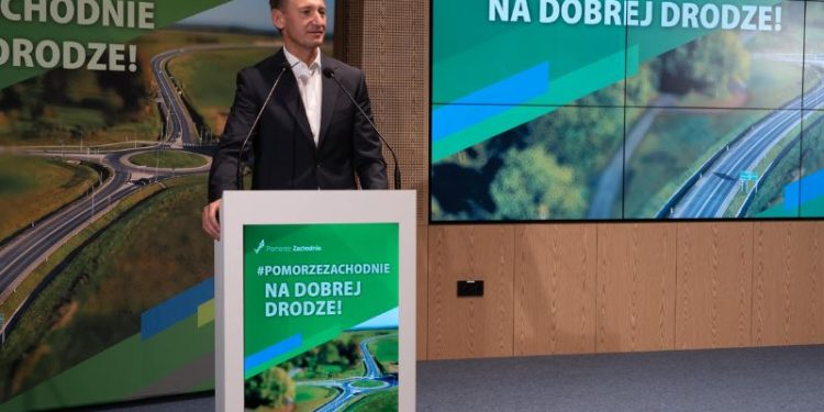 Za 4 lata wszystkie drogi w województwie Zachodniopomorskim mają być wyremontowane. Marszałek województwa zachodniopomorskiego, Olgierd Geblewicz, ogłosił ambitny plan kompleksowej modernizacji dróg wojewódzkich w regionie. Źródło zdjęcia: Olgierd Geblewicz fanpage