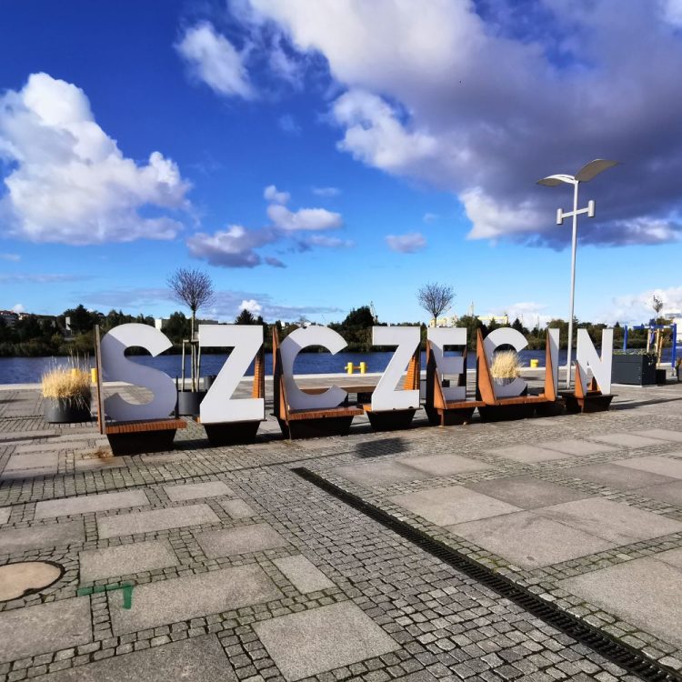 Napis Szczecin na końcu bulwarów (Łasztownia). Źródło: własne