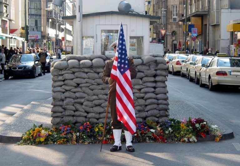 Checkpoint Charlie Rafferty Checkpoint Charlie: Historia i znaczenie najbardziej znanego przejścia ...
