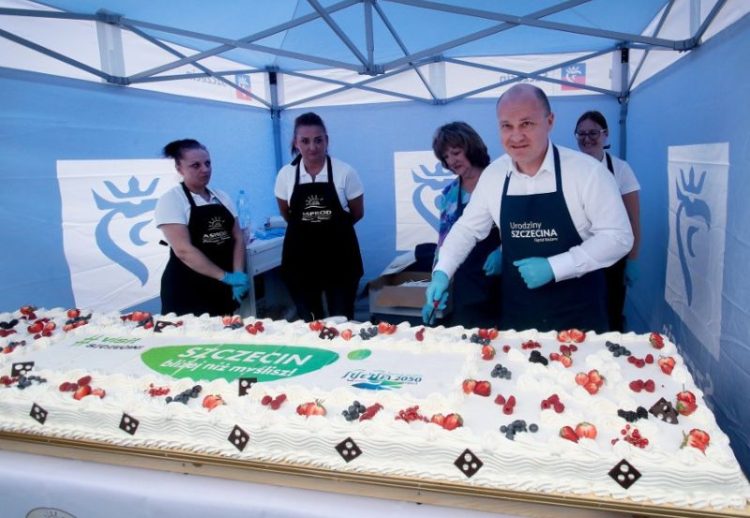 Prezydent Szczecina jak co roku zaprasza na pyszny tort. Nie inaczej będzie tym razem! Źródło: Andrzej Szkocki dla wiadomosci.szczecin.eu