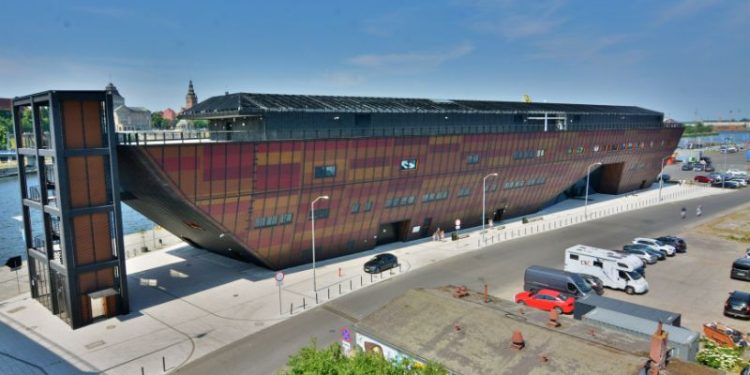 Morskie Centrum Nauki w Szczecinie Źródło: Autorstwa Kapitel - Praca własna, CC BY-SA 4.0,