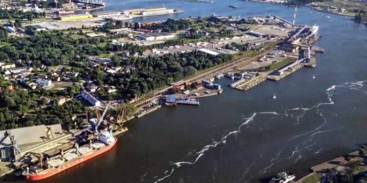 Terminal kontenerowy - port Świnoujście Źródło: Shutterstock