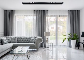 Oprawa okna w stylu glamour - jakie wzory i materiały?