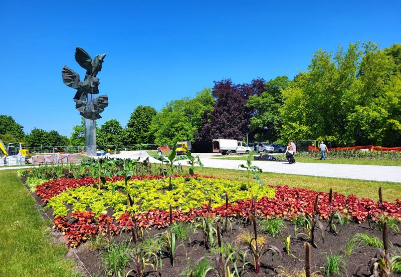 Kwiaty przy pomniku 3 orłów w Szczecinie