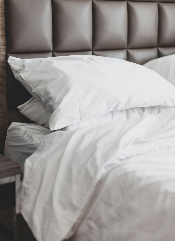 Pościelone łóżko z poduszkami