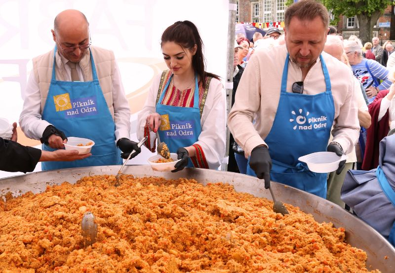 Wystawcy z jedzeniem na Pikniku nad Odrą w Szczecinie