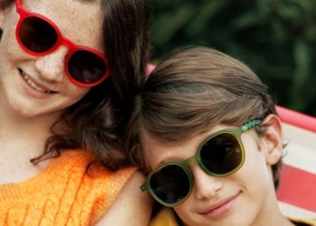 Okulary przeciwsłoneczne na lato w mieście i nad wodą – jak wybrać model idealny? Dzieci w okularach przeciwsłonecznych z filtrem UV