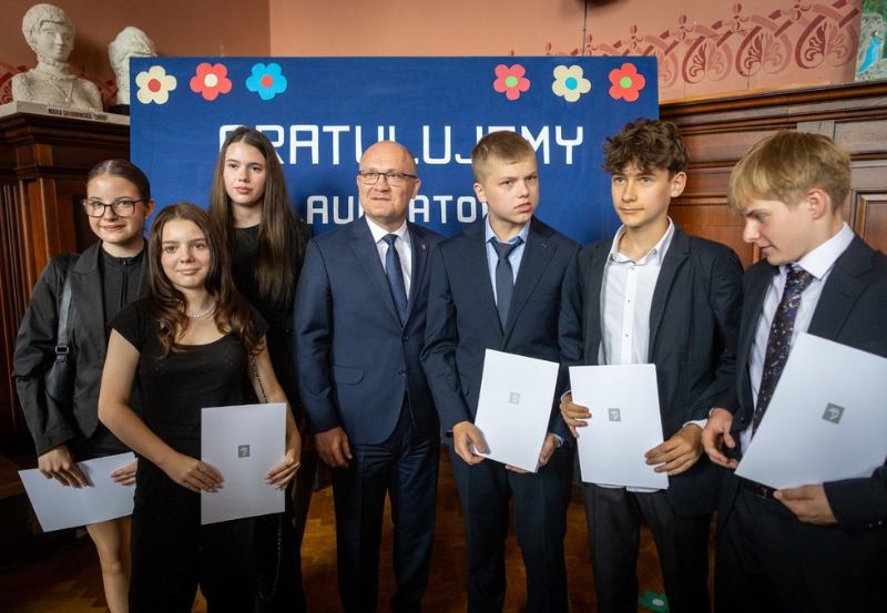 Prezydent Szczecina Piotr Krzystek z laureatami nagród