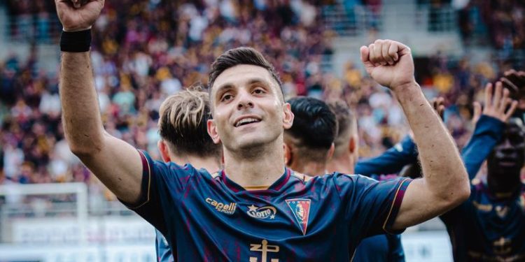 Motor się zatarł - maszyna się rozpędza! Noty i relacja z meczu Pogoń Szczecin 4-1 Motor Lublin - na zdjęciu cieszący się Kouluris