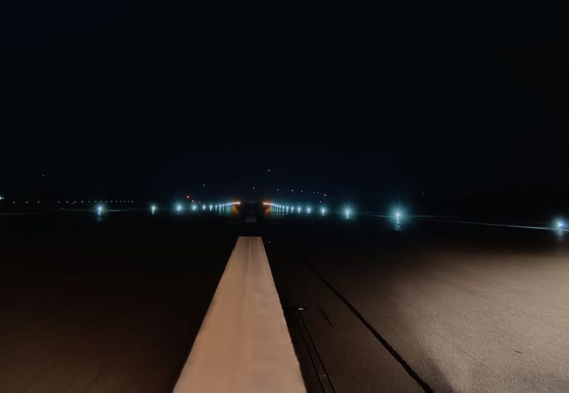 Lądowanie samolotów w nocy na lotnisku Szczecin-Goleniów