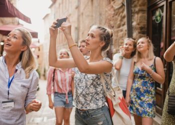 Letnie spacery z przewodnikiem po Szczecinie. Kultura, zieleń i interesujące historie. Wpadasz?