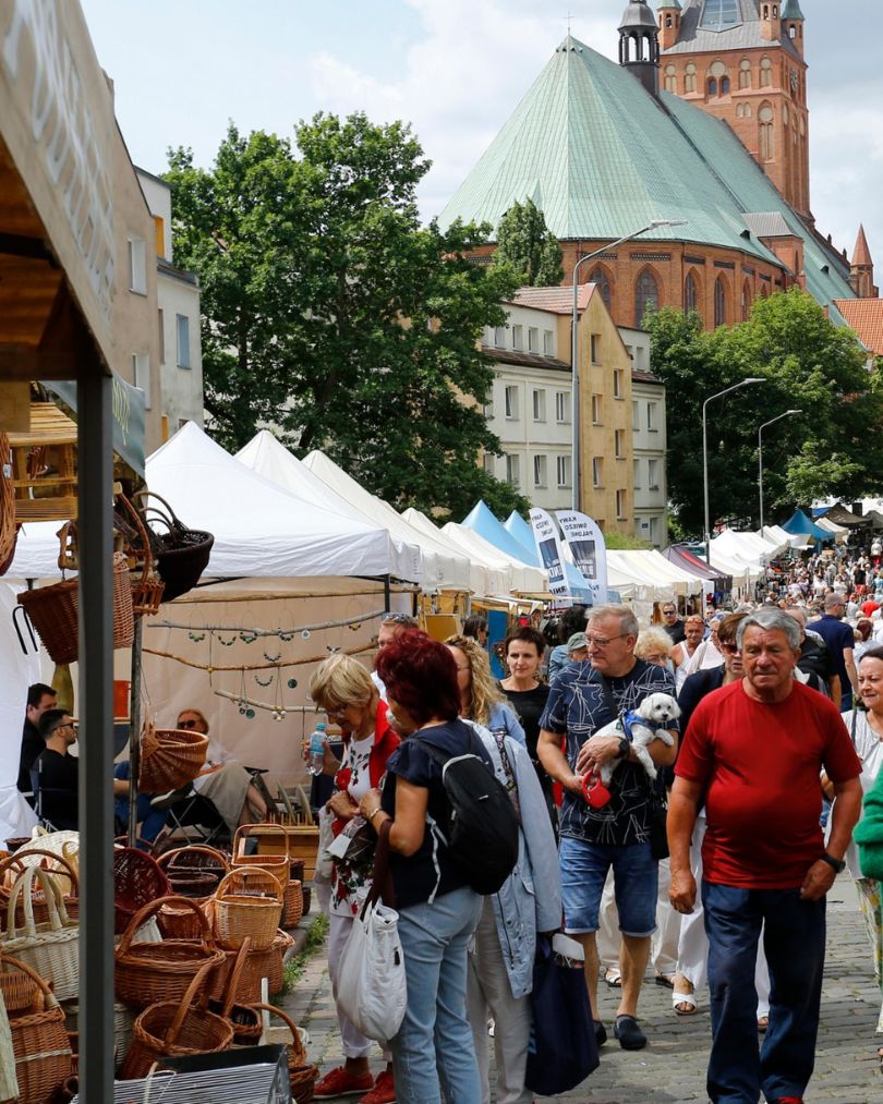 ludzie odwiedzający Jarmark Jakubowy w Szczecinie