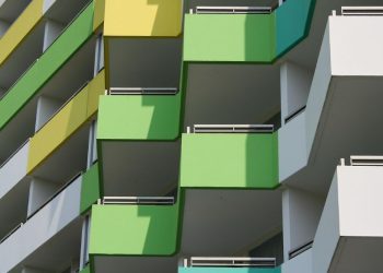 Czym są przetargi mieszkaniowe i gdzie szukać takich ofert?