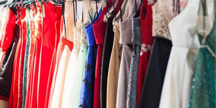 Jakie sukienki są modne na wesele w tym roku? Modne sukienki