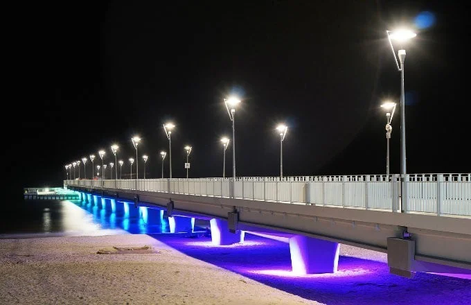 Molo w Kołobrzegu nocą