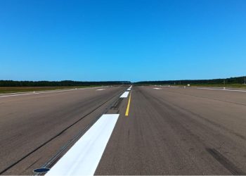 Lotnisko Szczecin-Goleniów idzie na światło – zakończono pierwszy etap inwestycji w system CAT II