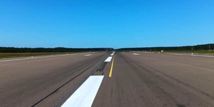 Lotnisko Szczecin-Goleniów idzie na światło – zakończono pierwszy etap inwestycji w system CAT II