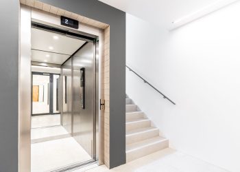 Nowoczesny budynek w Szczecinie – co dziś oznacza komfort i funkcjonalność?. Winda i klatka schodowa