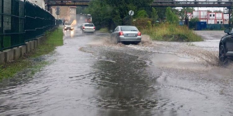 Ulewy w Szczecinie i regionie. Zalane ulice, połamane drzewa i burze z gradem