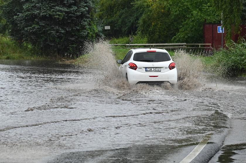Zalana ulica Szczawiowa w Szczecinie