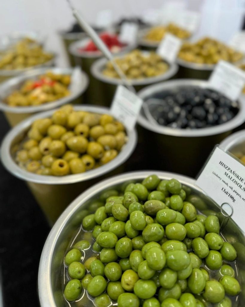 Świeże oliwki od wystawców na Jarmarku Szczecińskim