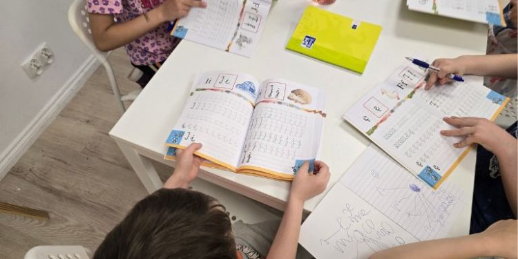 Fundacja Ambitnie i Kreatywnie z nową ofertą edukacyjną na jesień. Ruszają dwa bezpłatne projekty językowe dla dzieci i dorosłych