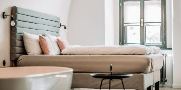 Łóżka kontynentalne – czy warto je mieć w swojej sypialni? Praktyczny poradnik