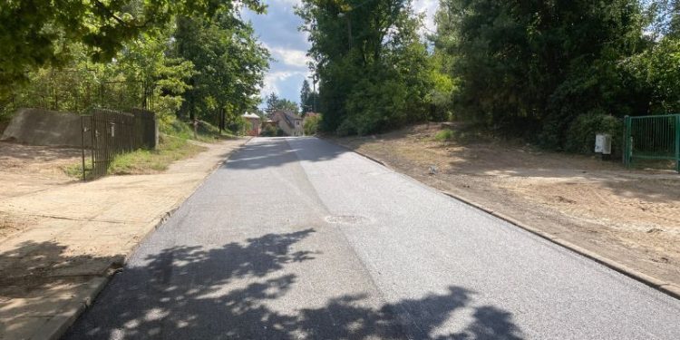 Przebudowa sieci wodociągowej przy ul. Żeliwnej zakończona – mieszkańcy zyskali pewne dostawy wody i nową jezdnię