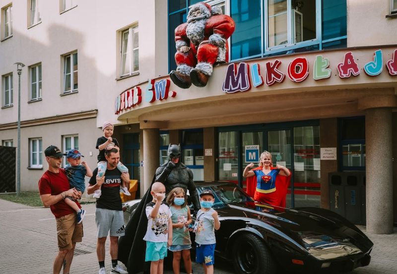 Szczecińska liga superbohaterów z dziećmi przy Batmobilu