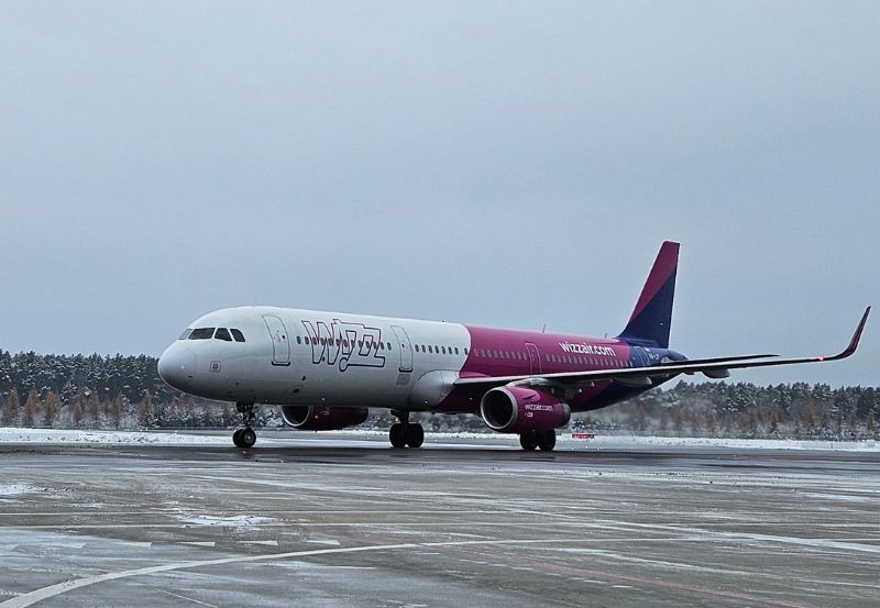 Samolot Wizzair zimą