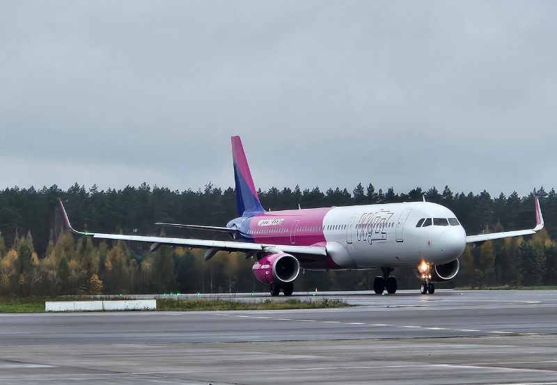 Samolot linii Wizzair na lotnisku Szczecin-Goleniów