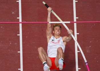 Piotr Lisek podczas skoku o tyczce