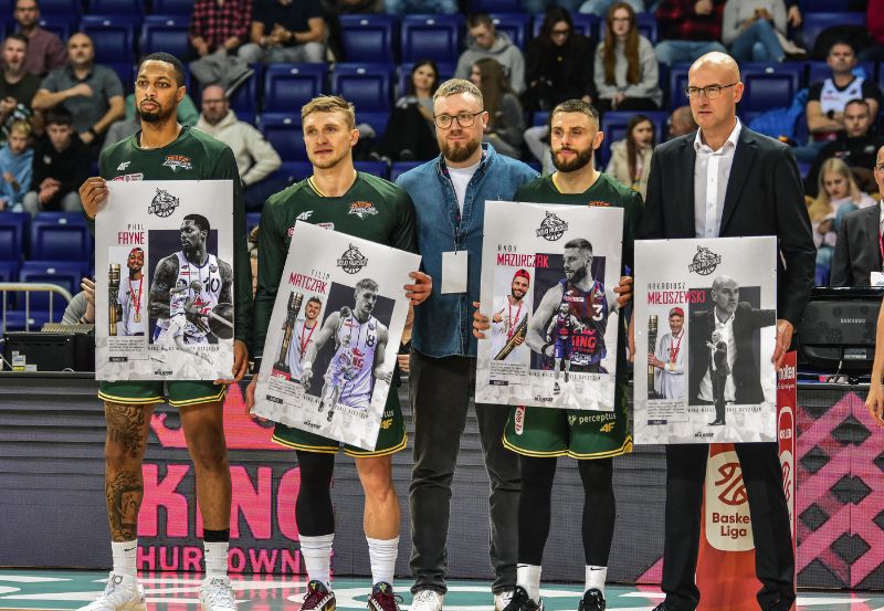 Byli zawodnicy (Phil Fayne, Filip Matczak oraz Andy Mazurczak), Przemysław Sierakowski (media manager Kinga Szczecin) oraz były trener Wilków - Arkadiusz Miłoszewski. Część mistrzowskiej ekipy Kinga sprzed 2 sezonów!