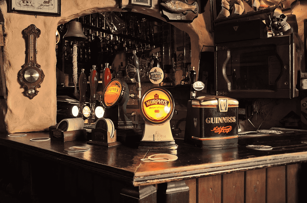 obrazek przedstawia ladę i nalewaki widoczne w Tawernie Cutty Sark ze Szczecina