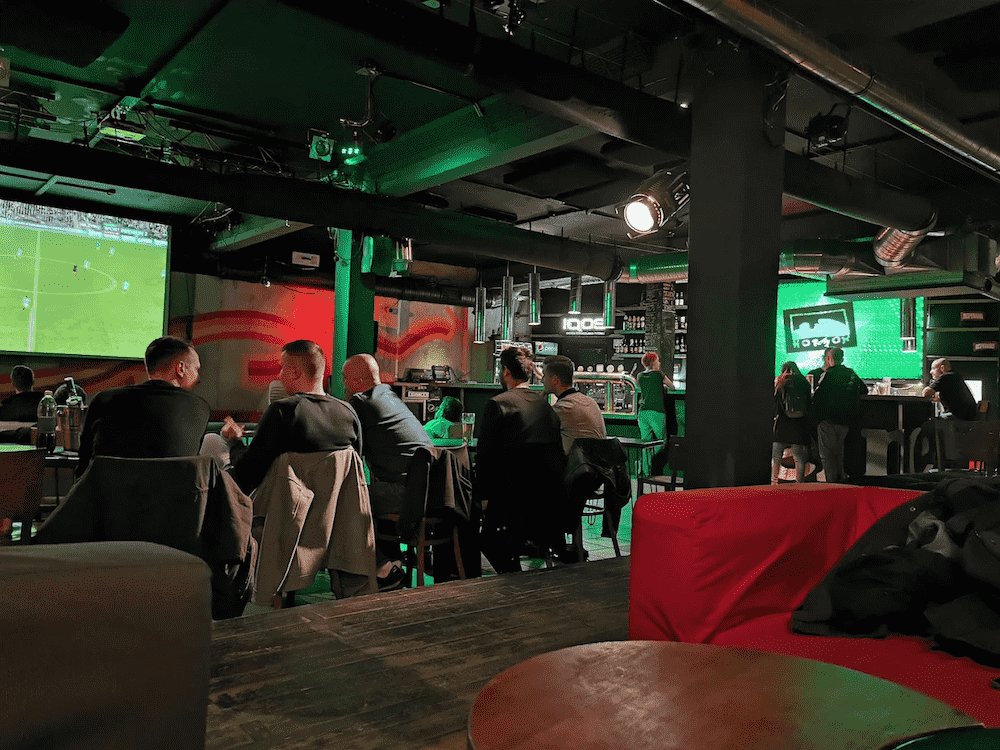 obrazek przedstawia wnętrze Klubu Hormon ze Szczecina w trakcie transmisji meczu piłkarskiego