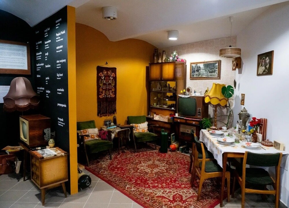 obraz przedstawia jedną z aranżacji wnętrza za czasów PRL; wnętrze to znajduje się w Muzeum PRL w Szczecinie