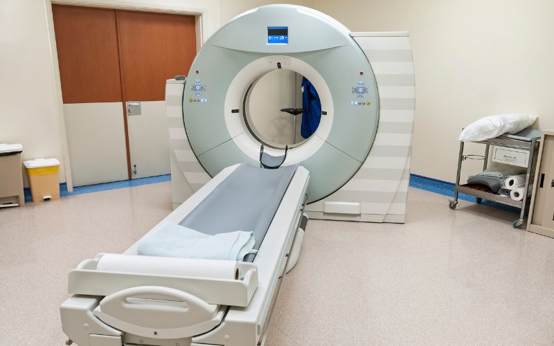 Zdjęcie przedstawia tomograf na sali.