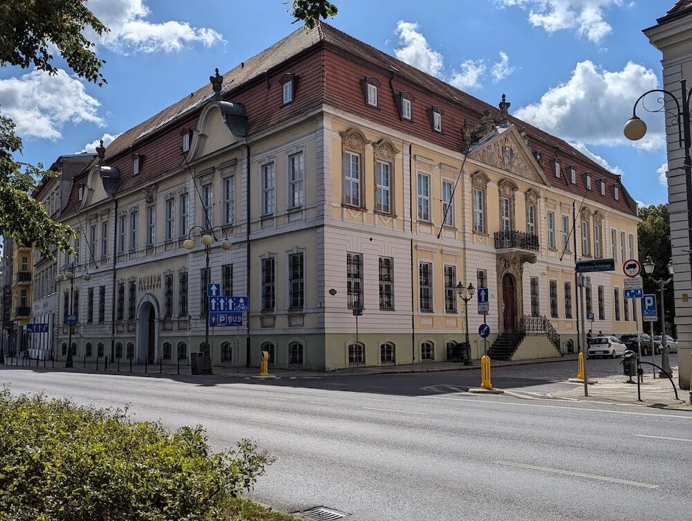 obraz przedstawia przednią oraz boczną ścianę Muzeum Tradycji Regionalnych w Szczecinie