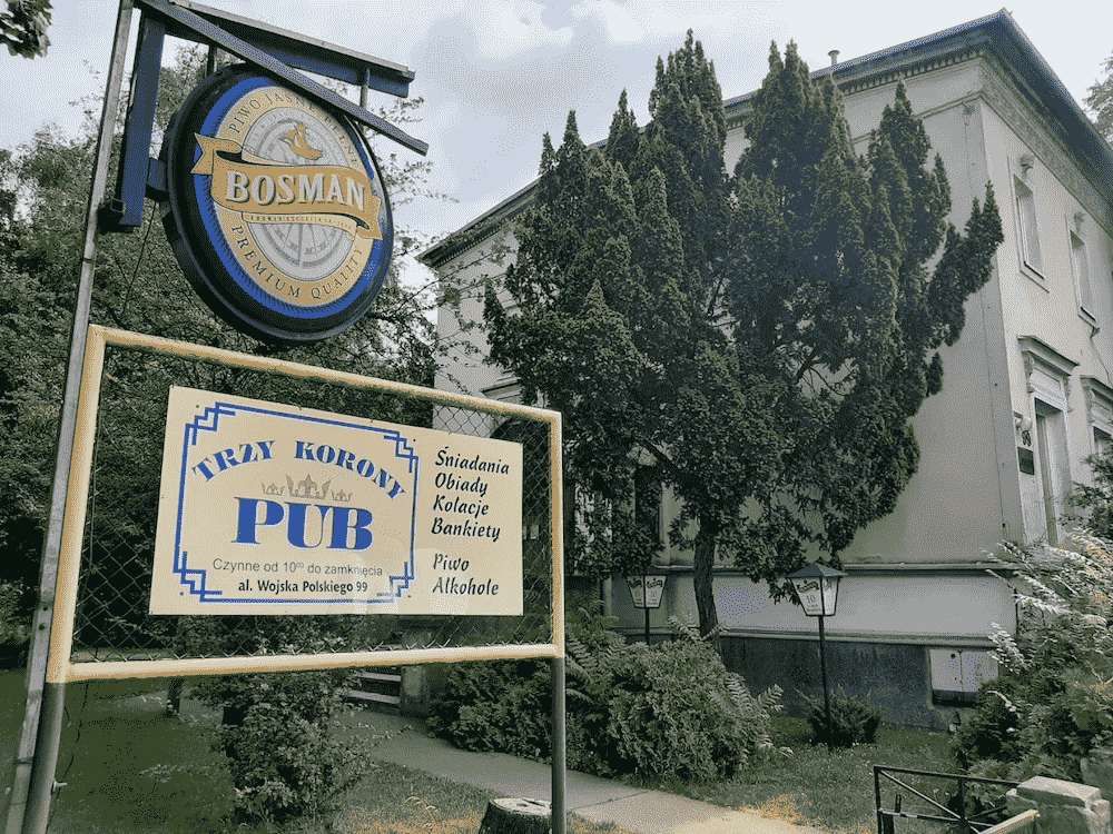 obrazek przedstawia tabliczkę oraz logo lokalu Trzy Korony ze Szczecina