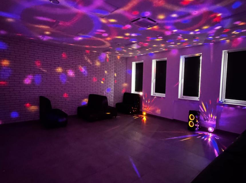 obrazek przedstawia oświetloną diodami salkę Crystal Place w Szczecinie