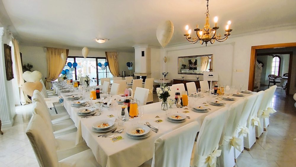 obrazek przedstawia jasno zastawione stoły w sali Na Skraju Puszczy w Szczecinie