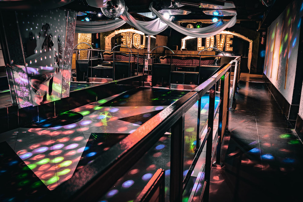 obrazek przedstawia ciemne wnętrze Lokalu Party House w Szczecinie;