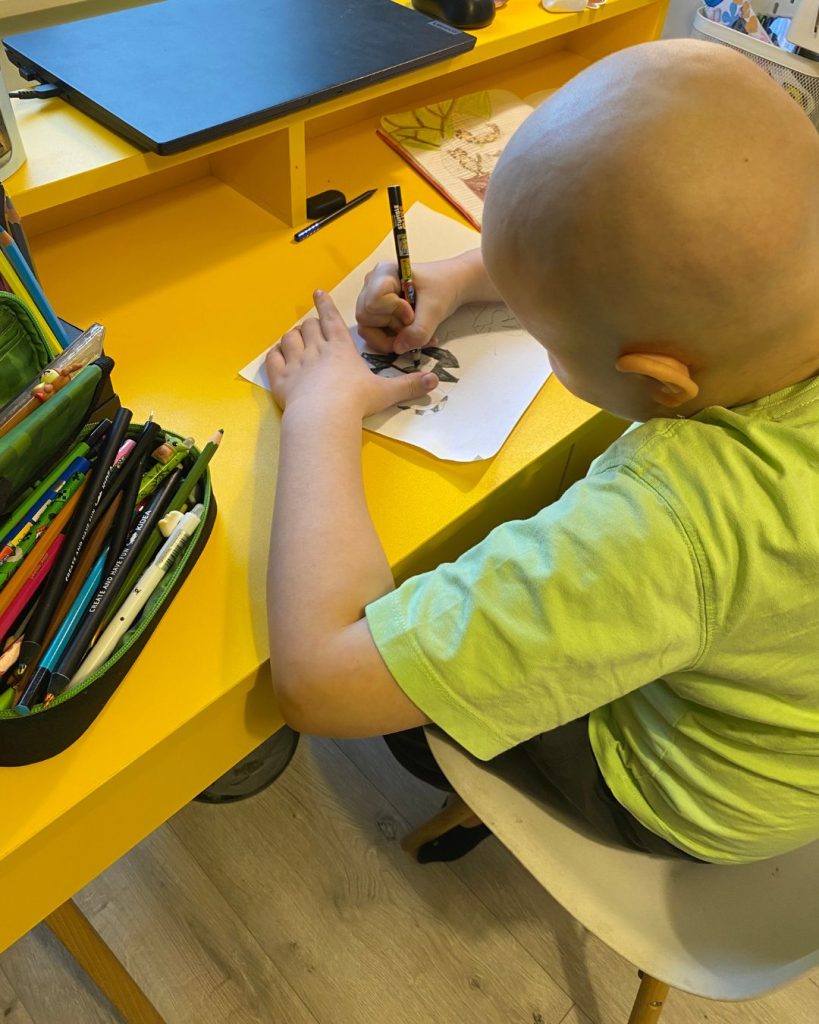 Rysujące dziecko podczas akcji "Moc Twórczości" organizowaną przez szczecińską ligę superbohaterów