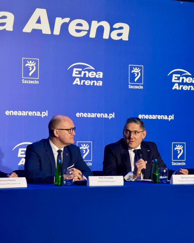 Prezydent Szczecina Piotr Krzystek oraz wiceprezes firmy Enea Bartosz Krysta