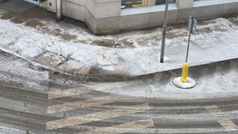 Ślisko w Szczecinie - oblodzone ulice i chodniki